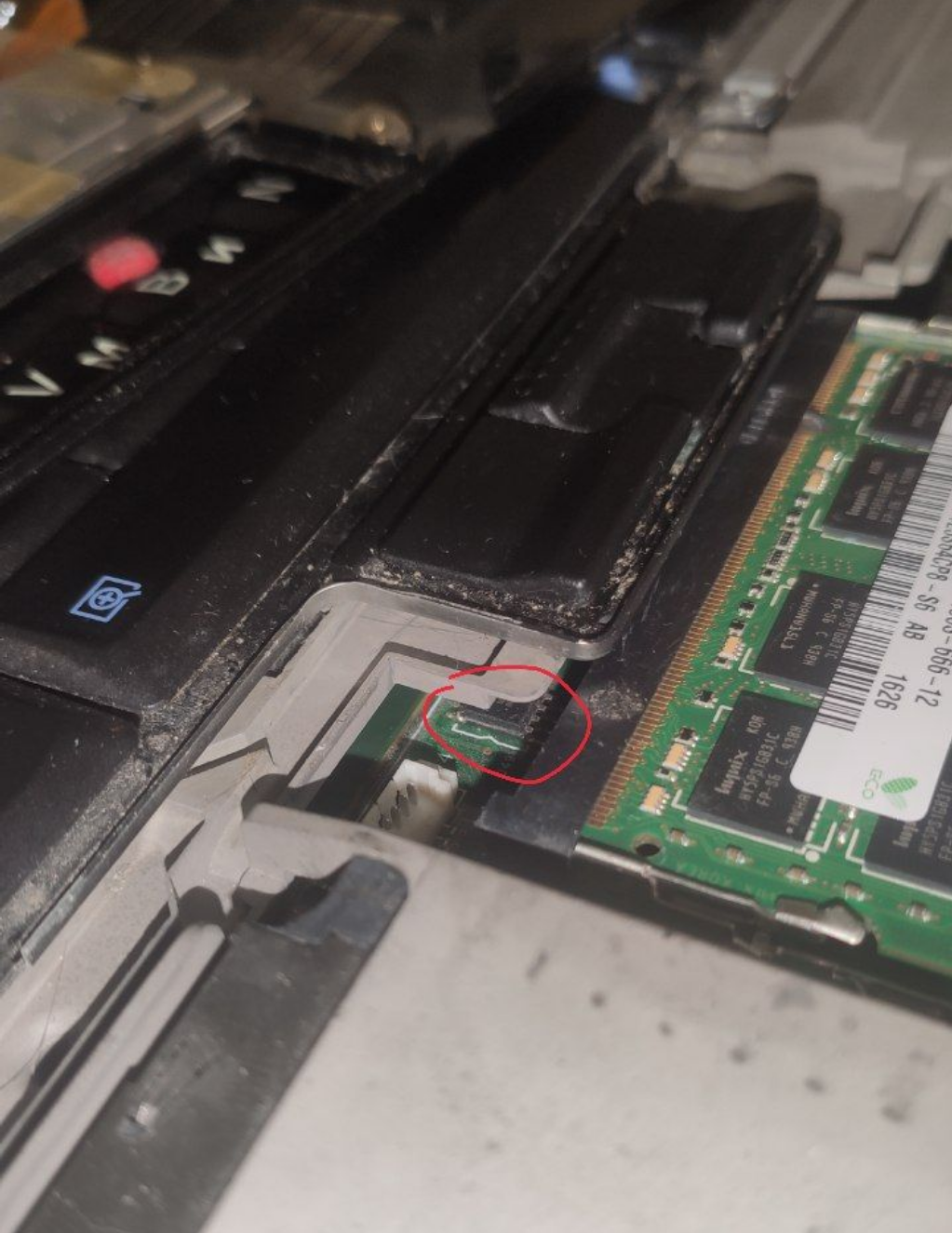 BIOS чип находится возле оперативной памяти, под левой кнопкой для трэкпоинта.