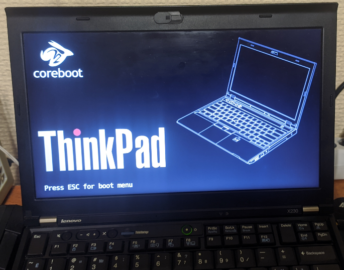 ThinkPad X230 с Coreboot дистрибутивом Skulls, но с кастомным изображением при загрузке. В качестве загрузчика используется SeaBIOS (Legacy BIOS)